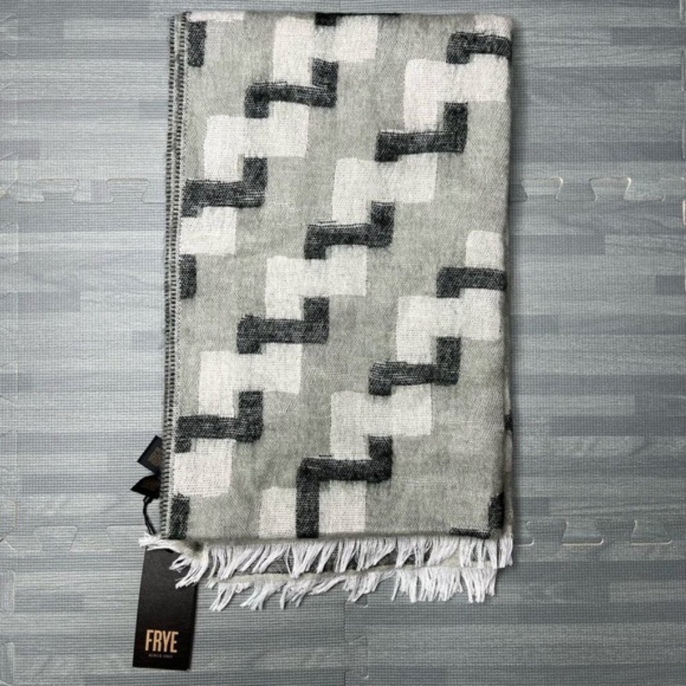 Frye Heather Grey Scarf Geo Print New